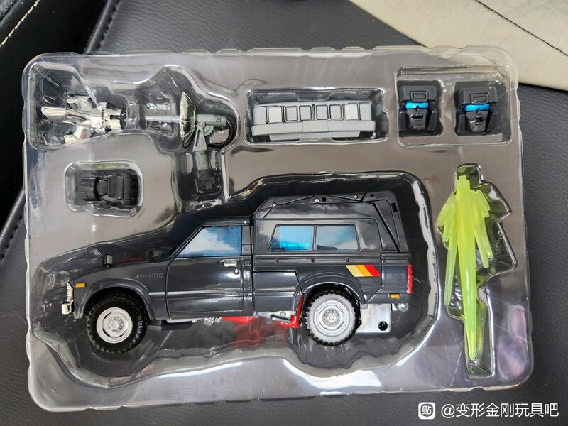 In Hand Image Of Transformers Masterpiece MP 56 Trailbreaker  (4 of 22)